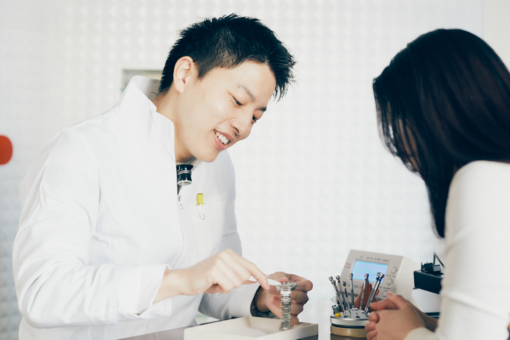 求人のお知らせ:腕時計修理受付・簡単な修理作業スタッフ募集! 腕時計修理の受付業務や、電池交換などの簡単な修理作業を担当していただける方を募集しています。経験者歓迎!時計に興味がある方や接客が好きな方のご応募をお待ちしています。